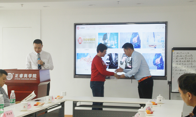 石獅市服裝產業(yè)聯盟、石獅市染整同業(yè)公會來我司參訪交流并赴標桿項目德永佳參觀學習