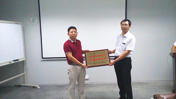 天行健贈(zèng)送正睿咨詢(xún)效益提升能手，管理升級(jí)專(zhuān)家牌匾