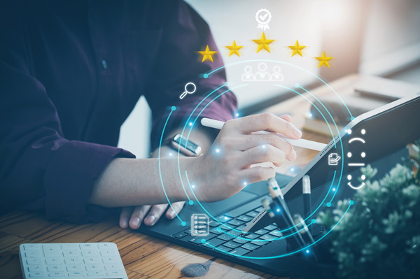 如何根據(jù)行業(yè)和市場狀況進行薪酬調(diào)整？