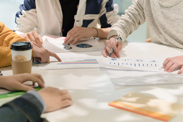 培養(yǎng)組織人才，提升員工素質(zhì)和技能，增強(qiáng)核心競爭力