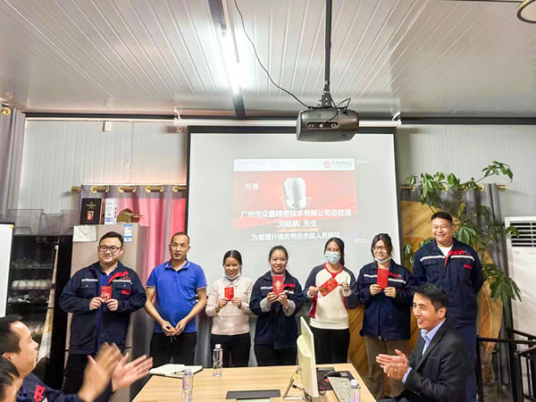 眾鑫精密總經(jīng)理劉裕帆先生（右）頒發(fā)管理升級優(yōu)秀進(jìn)步獎(jiǎng)