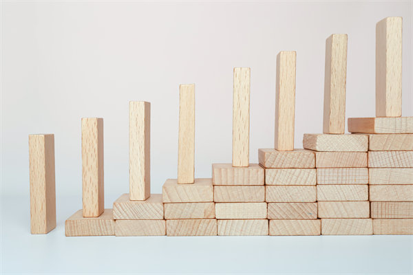 精心制定經(jīng)營(yíng)策略，確保企業(yè)穩(wěn)健發(fā)展，實(shí)現(xiàn)長(zhǎng)期盈利