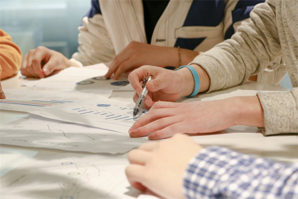 深化員工培訓(xùn)與發(fā)展，提升團(tuán)隊整體競爭力和創(chuàng)新能力