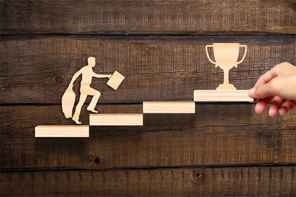 深化員工培訓(xùn)與發(fā)展，提升團(tuán)隊整體競爭力和創(chuàng)新能力