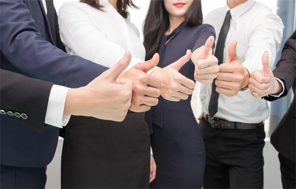 在企業(yè)管理中，專權(quán)式和民主式管理各有哪些優(yōu)缺點(diǎn)？