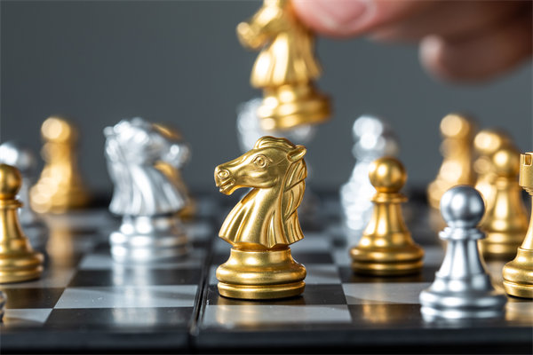 結(jié)合實際，談?wù)勂髽I(yè)在戰(zhàn)略薪酬設(shè)計時要注意哪些問題？