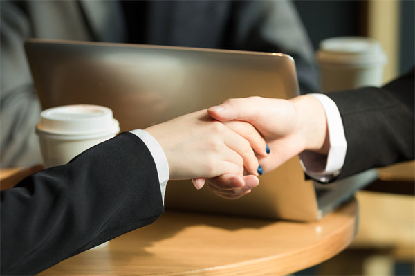 在客戶服務(wù)中如何有效傳遞和強(qiáng)化品牌的核心價(jià)值觀？