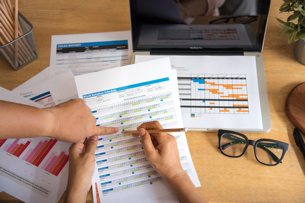 績(jī)效管理中，如何有效溝通反饋以促進(jìn)員工成長(zhǎng)？