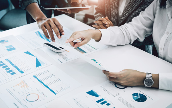 預(yù)算管理過(guò)程中如何有效識(shí)別并控制成本超支風(fēng)險(xiǎn)？