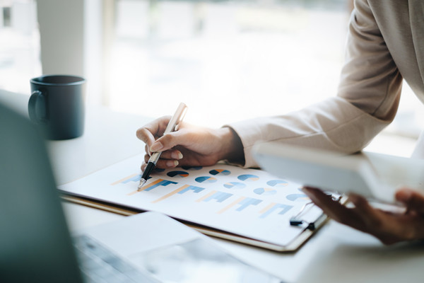 預算管理過程中如何有效應對市場波動與不確定性？