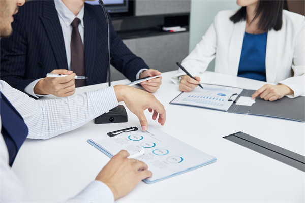 績(jī)效管理中，如何有效反饋以促進(jìn)員工持續(xù)改進(jìn)與成長(zhǎng)？