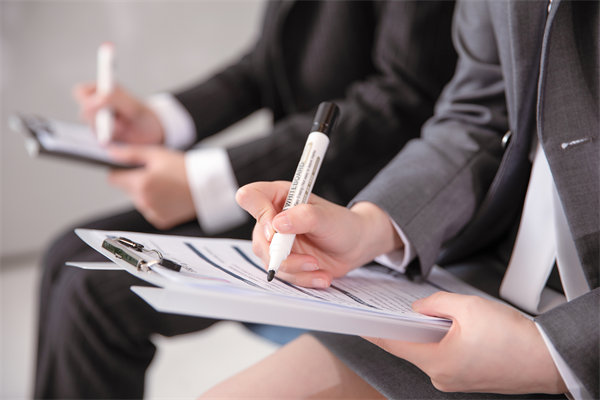 員工培訓(xùn)與發(fā)展計(jì)劃如何個(gè)性化定制以滿足成長需求？