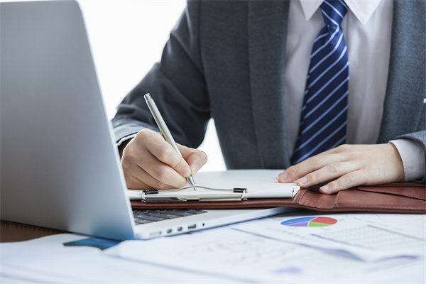 如何實(shí)施360度績(jī)效評(píng)估，確保反饋全面且客觀？