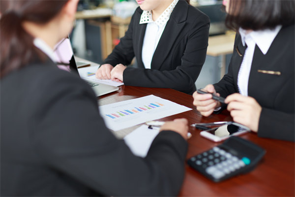 初創(chuàng)企業(yè)如何設定合理的薪酬策略吸引人才？