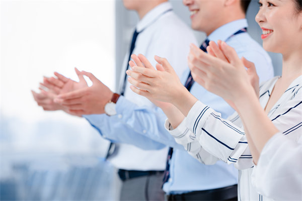 組織變革中，如何管理員工情緒與阻力，確保平穩(wěn)過渡？