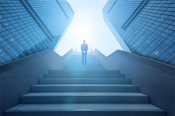 如何平衡新老員工薪酬差異，促進團隊和諧與效率？