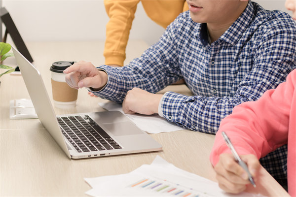 年度經(jīng)營計劃執(zhí)行過程中，如何監(jiān)控進度與效果？