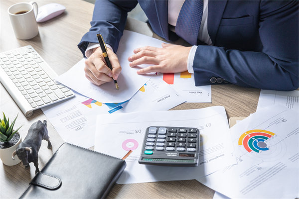 利用大數(shù)據(jù)與AI優(yōu)化績效管理流程，提升決策效率！