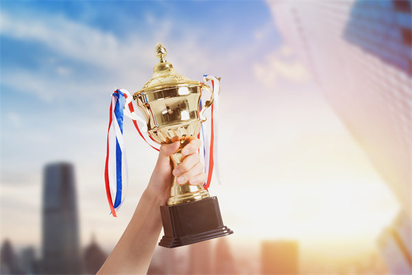 面對(duì)經(jīng)濟(jì)波動(dòng)，企業(yè)應(yīng)該如何靈活調(diào)整薪酬策略？