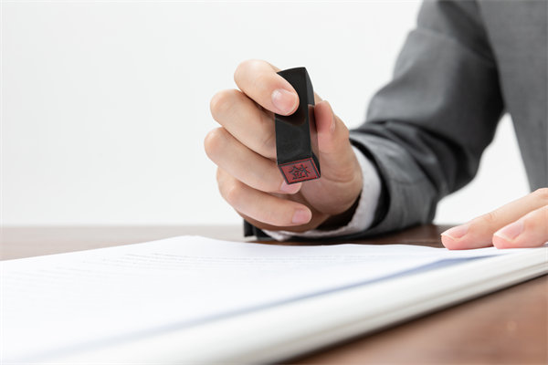 薪酬管理中如何確保合法合規(guī)，避免法律風(fēng)險(xiǎn)？