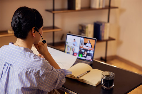 遠(yuǎn)程工作模式下，如何確保員工效率與團(tuán)隊(duì)凝聚力？