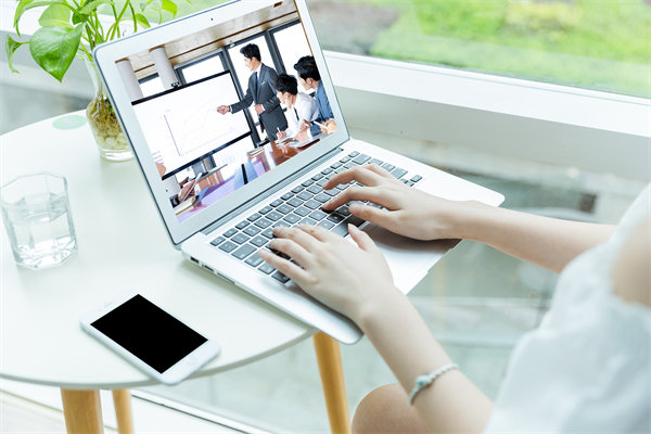 遠程工作模式下，如何確保員工效率與團隊凝聚力？