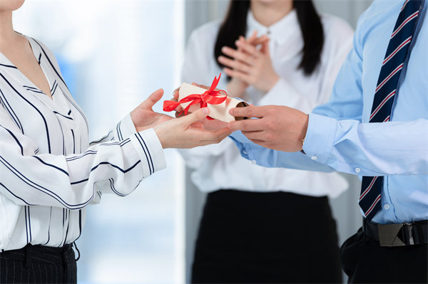 員工福利創(chuàng)新：哪些非貨幣激勵能顯著提升員工忠誠度？