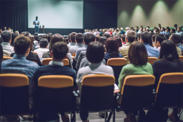 在變革中，如何有效管理組織內(nèi)部的沖突與不確定性？