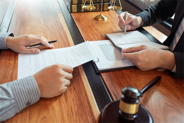 在變革中，如何有效管理組織內(nèi)部的沖突與不確定性？