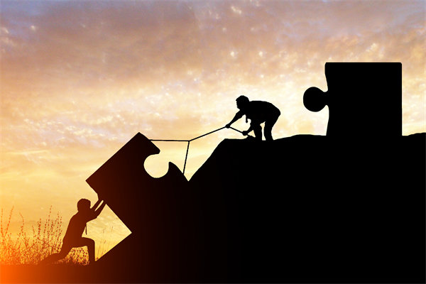 年度經(jīng)營計劃實施中，如何確保各部門協(xié)同一致？