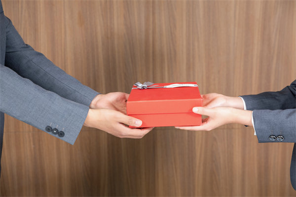 市場(chǎng)競(jìng)爭(zhēng)激烈，如何制定薪酬策略以吸引并留住人才？