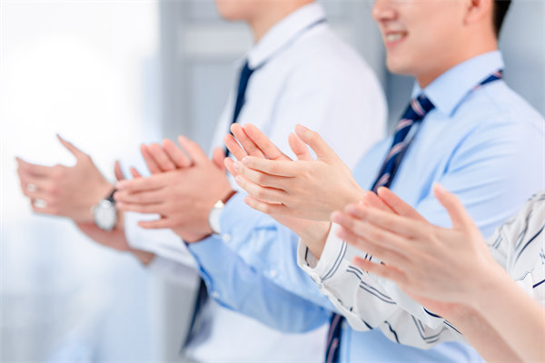 面對(duì)人才流失問題，企業(yè)應(yīng)如何改進(jìn)人力資源策略？