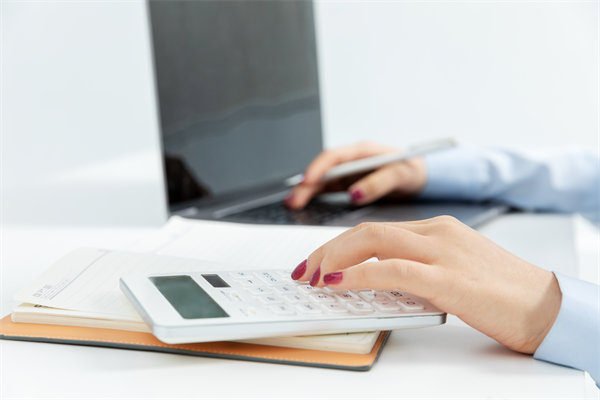 市場(chǎng)環(huán)境突變時(shí)，企業(yè)如何靈活調(diào)整預(yù)算策略以應(yīng)對(duì)？