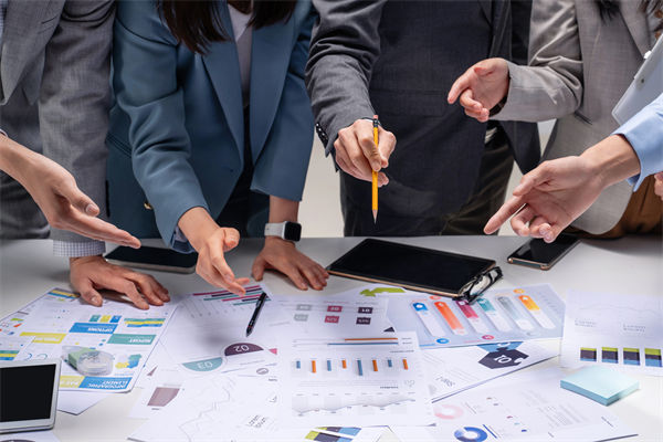 在跨部門預(yù)算協(xié)調(diào)中，如何克服溝通障礙，達(dá)成共識(shí)？