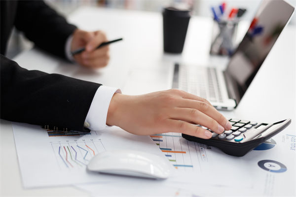 在跨部門預(yù)算協(xié)調(diào)中，如何克服溝通障礙，達(dá)成共識(shí)？