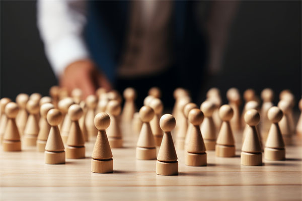 資源分配時，組織規(guī)劃如何平衡各部門需求與整體目標？