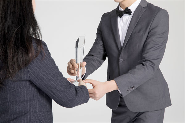 績效管理中，如何激勵優(yōu)秀員工，又幫助其提升？