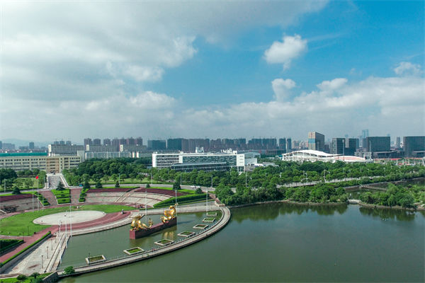 南昌戰(zhàn)略咨詢公司如何為企業(yè)定制長(zhǎng)遠(yuǎn)發(fā)展規(guī)劃？