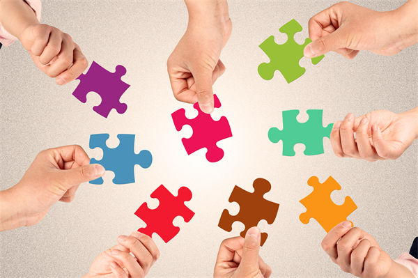 集團(tuán)管控中，如何建立有效的內(nèi)部溝通機(jī)制以促進(jìn)協(xié)同？