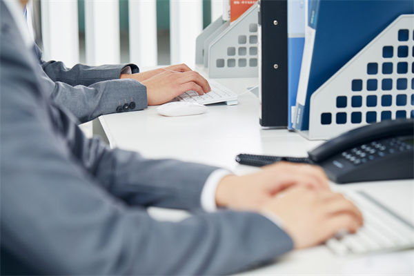 在組織變革中，如何確保員工順利過渡并減少負(fù)面影響？