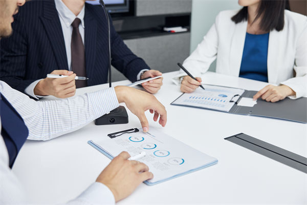 在組織變革中，如何確保員工順利過渡并減少負(fù)面影響？