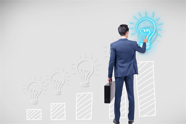 如何通過(guò)預(yù)算分析，識(shí)別企業(yè)運(yùn)營(yíng)中的潛在風(fēng)險(xiǎn)與機(jī)遇？