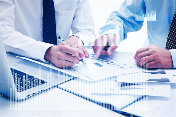 如何通過(guò)預(yù)算分析，識(shí)別企業(yè)運(yùn)營(yíng)中的潛在風(fēng)險(xiǎn)與機(jī)遇？