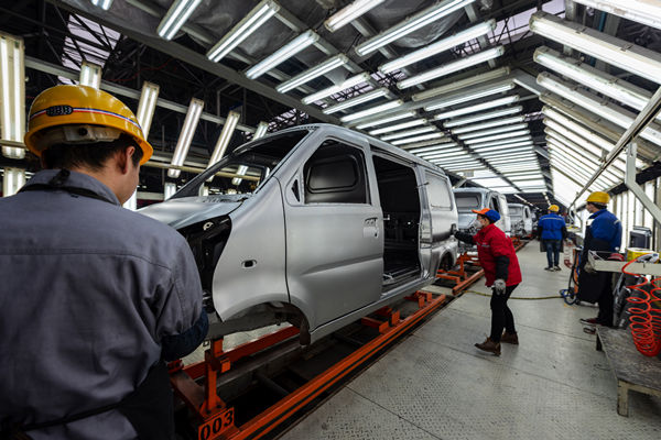 在精益生產(chǎn)過程中，如何有效識別并解決生產(chǎn)瓶頸問題？