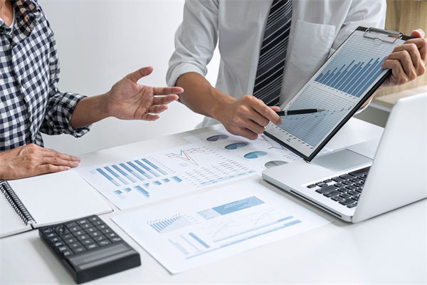 在滾動預(yù)算模式下，如何確保預(yù)算的連續(xù)性和前瞻性？