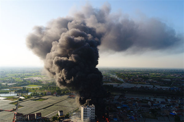 山東化工廠爆炸后樓房僅?？蚣埽瑢χ圃鞓I(yè)有何啟示？