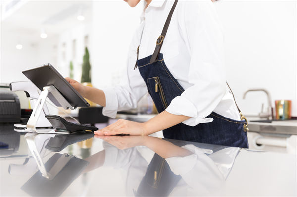 29歲女演員回應(yīng)在餐廳當(dāng)服務(wù)員，人力資源怎么看？