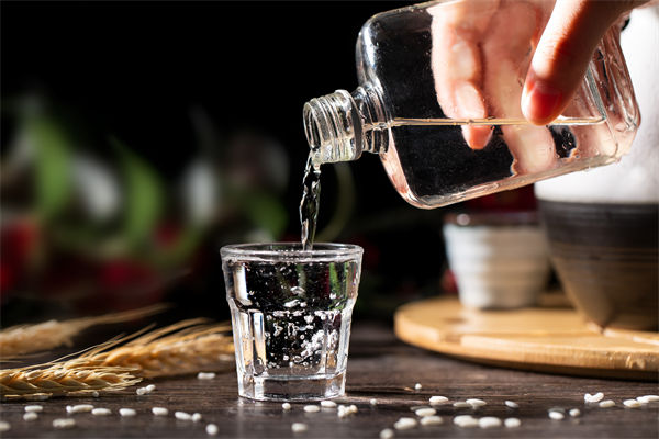 白酒遇冷，集體“降度”，關(guān)聯(lián)企業(yè)有何營銷啟示？