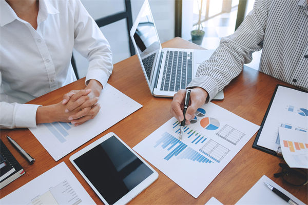 薪酬結(jié)構(gòu)與戰(zhàn)略脫節(jié)，薪酬咨詢?cè)鯓哟罱ㄟm配體系？